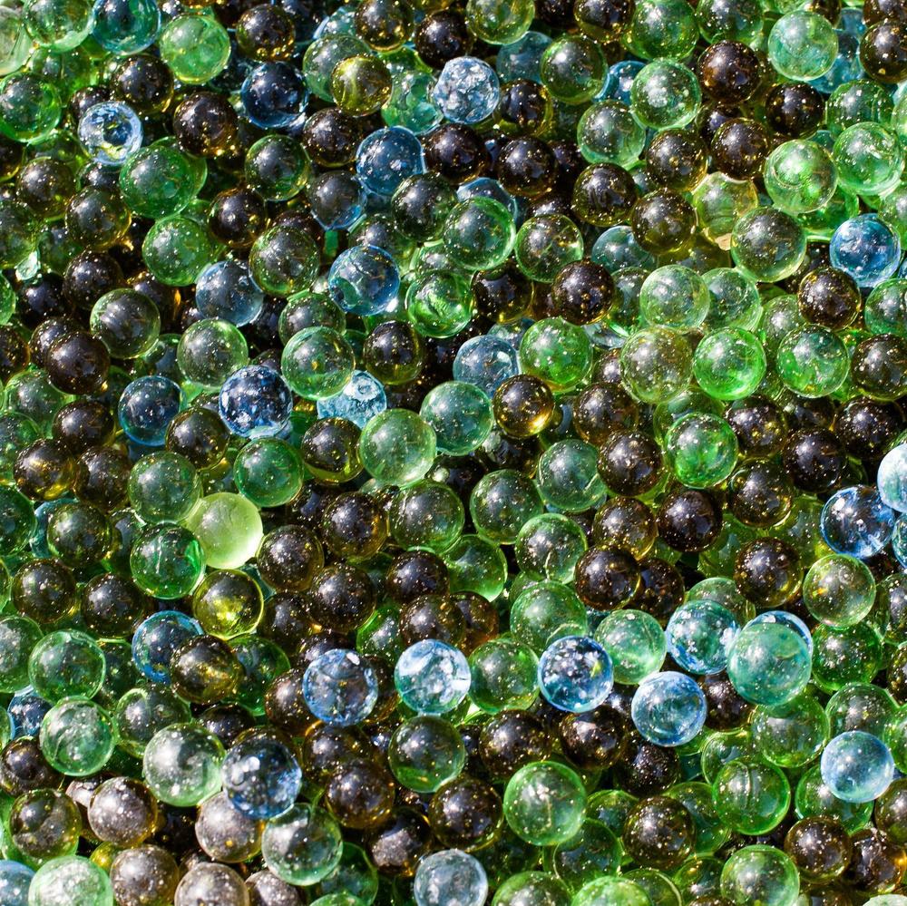 This is how they were scattered, dark green, when touched they began to behave like a strong sticky glue.