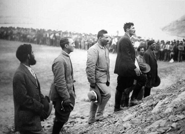 (Photograph of Doroteo Arango, “Pancho Villa,” during a speech by Francisco I. Madero, top leader of the Mexican Revolution, May 5, 1911. Doroteo is “eating flies” as his assemblage point shifts from “bandit” to “revolutionary.”)
