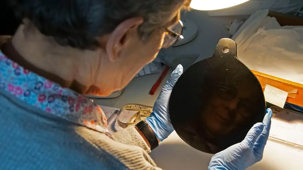 https:\/\/gizmodo.com\/16th-century-english-mystic-s-magical-mirror-confirme-1847811470?utm_source=pocket_mylist